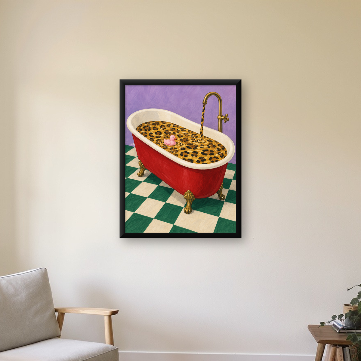 Leopar Desenli Küvet & Pembe Ördek Renkli Poster — Dikey baskı, çerçeveli hâliyle bir ev duvarında