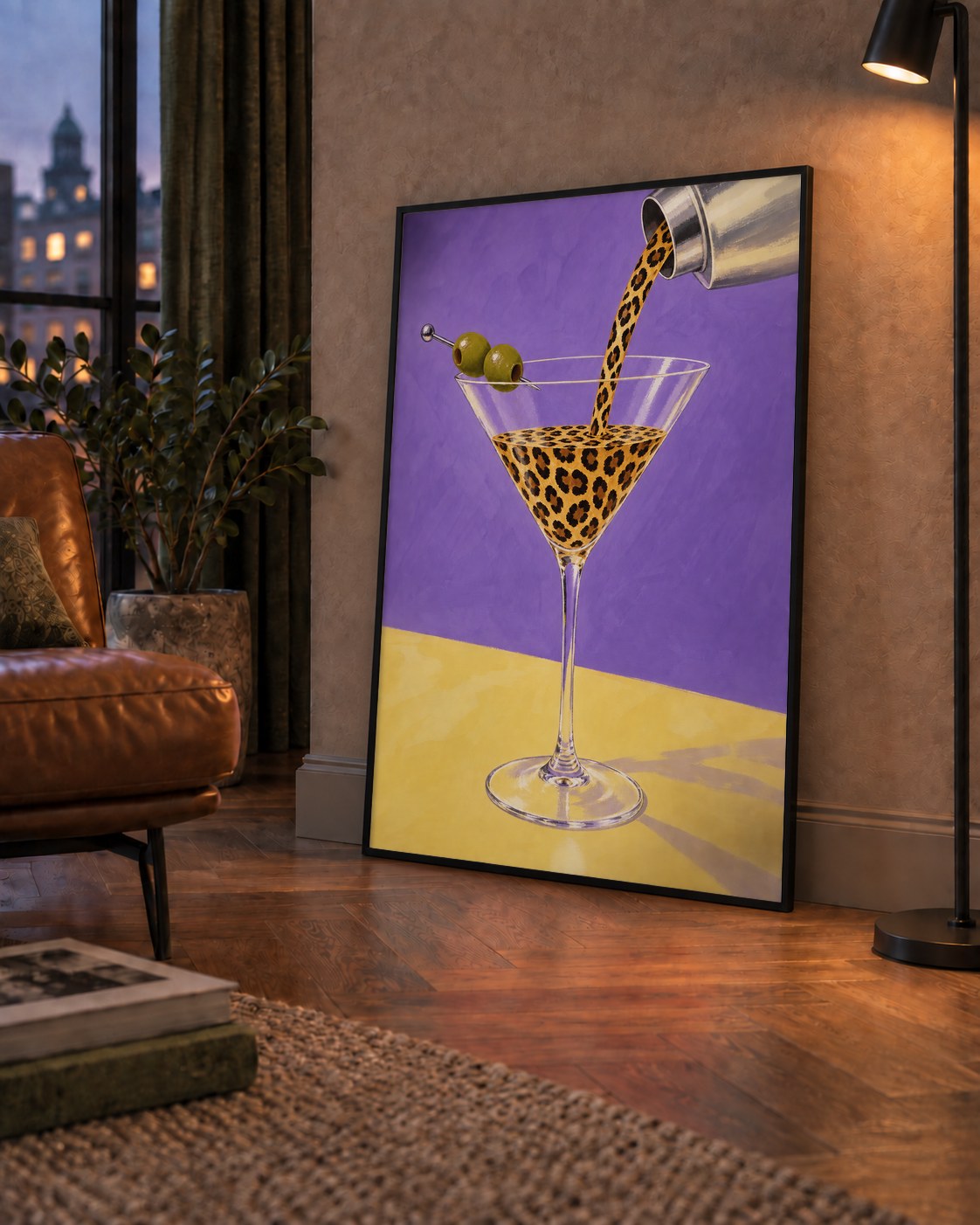 Leopar Desenli Martini Kokteyl Poster – Modern Renkli Duvar Sanatı — çerçeveli hâliyle bir ev duvarında