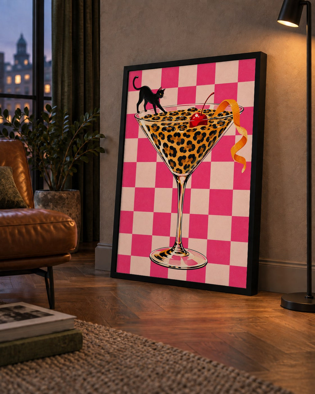 Leopar Martini ve Kara Kedi — çerçeveli hâliyle bir ev duvarında
