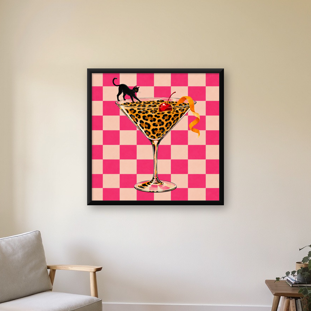 Leopar Desenli Kokteyl ve Siyah Kedi Dijital Poster — Kare baskı, çerçeveli hâliyle bir ev duvarında