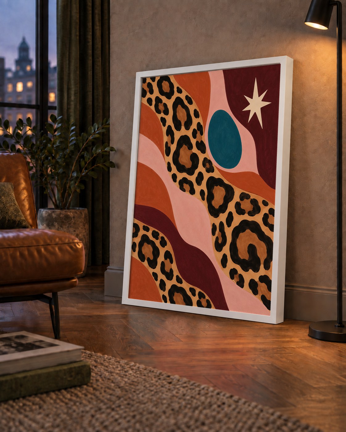 Modern Leopar Deseni ve Soyut Formlar Poster Baskısı — çerçeveli hâliyle bir ev duvarında