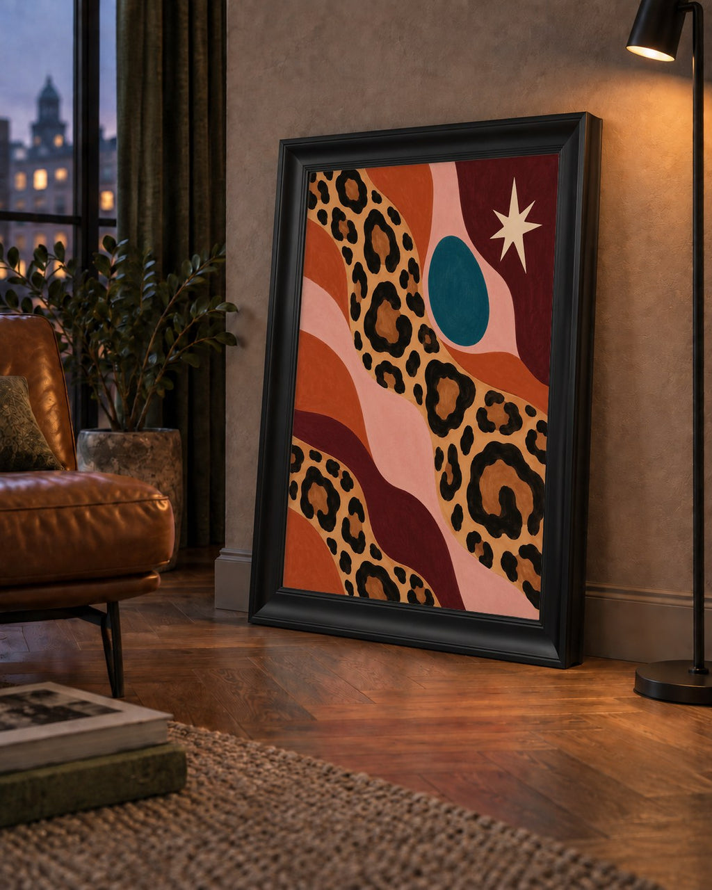 Modern Leopar Deseni ve Soyut Formlar Poster Baskısı — çerçeveli hâliyle bir ev duvarında