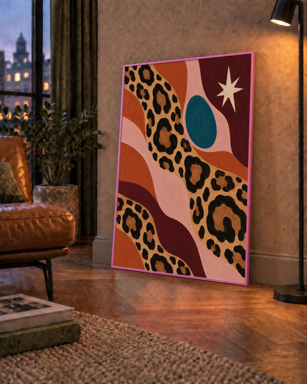 Modern Leopar Deseni ve Soyut Formlar Poster Baskısı — çerçeveli hâliyle bir ev duvarında