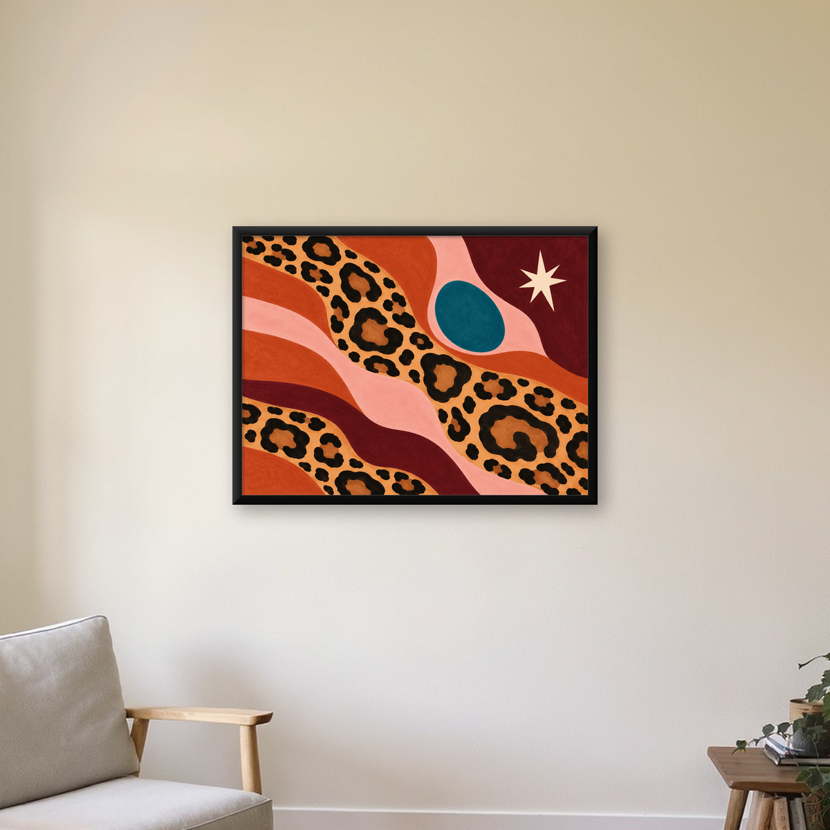 Modern Leopar Deseni ve Soyut Formlar Poster Baskısı — Yatay baskı, çerçeveli hâliyle bir ev duvarında
