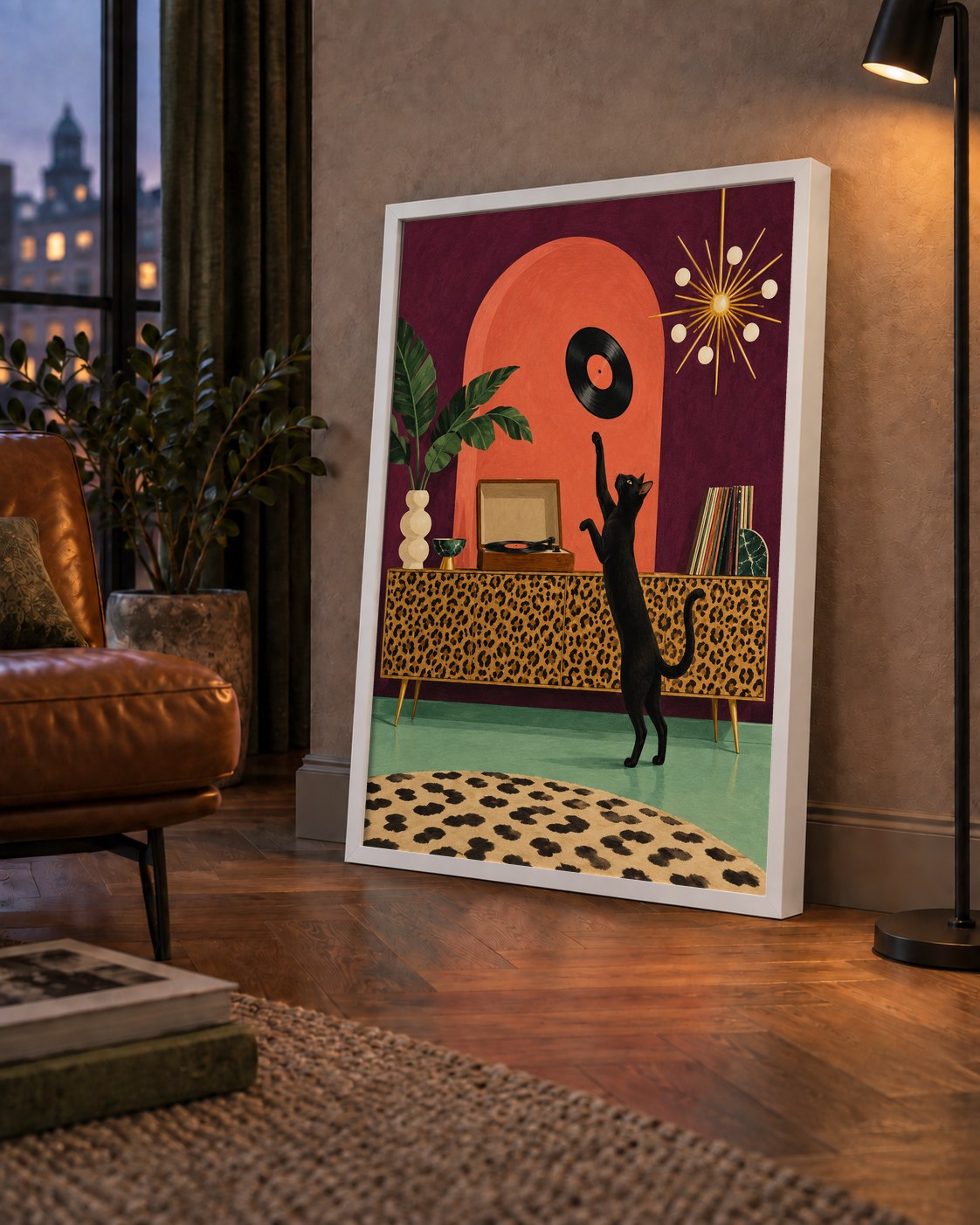 Retro Salonda Siyah Kedi – Dijital Poster, Modern Dekor — çerçeveli hâliyle bir ev duvarında