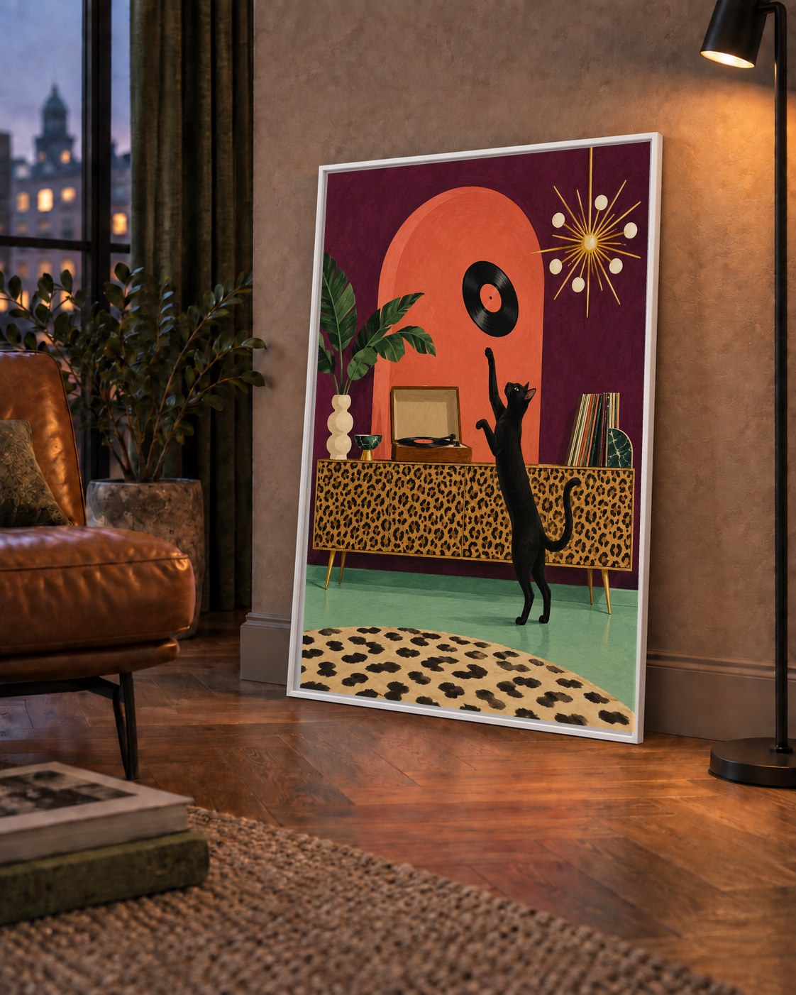 Retro Salonda Siyah Kedi – Dijital Poster, Modern Dekor — çerçeveli hâliyle bir ev duvarında