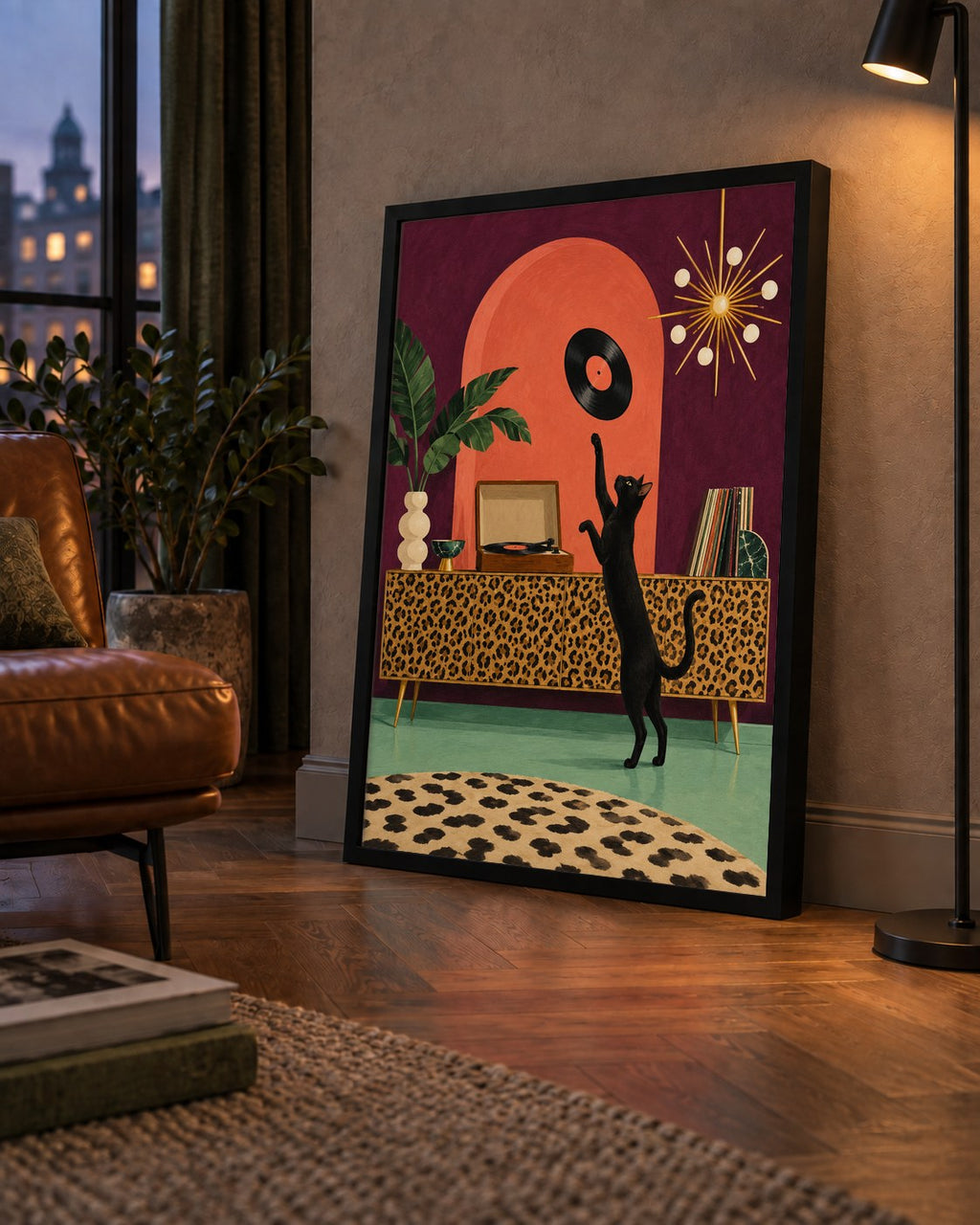 Retro Salonda Siyah Kedi – Dijital Poster, Modern Dekor — çerçeveli hâliyle bir ev duvarında