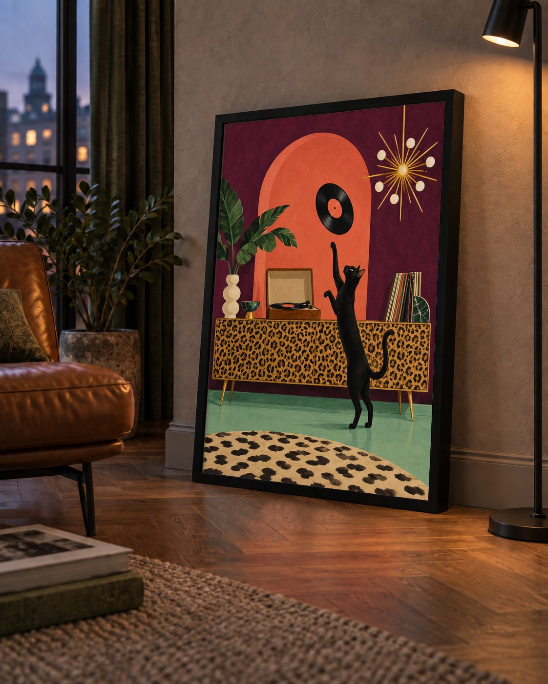Retro Salonda Siyah Kedi – Dijital Poster, Modern Dekor — çerçeveli hâliyle bir ev duvarında
