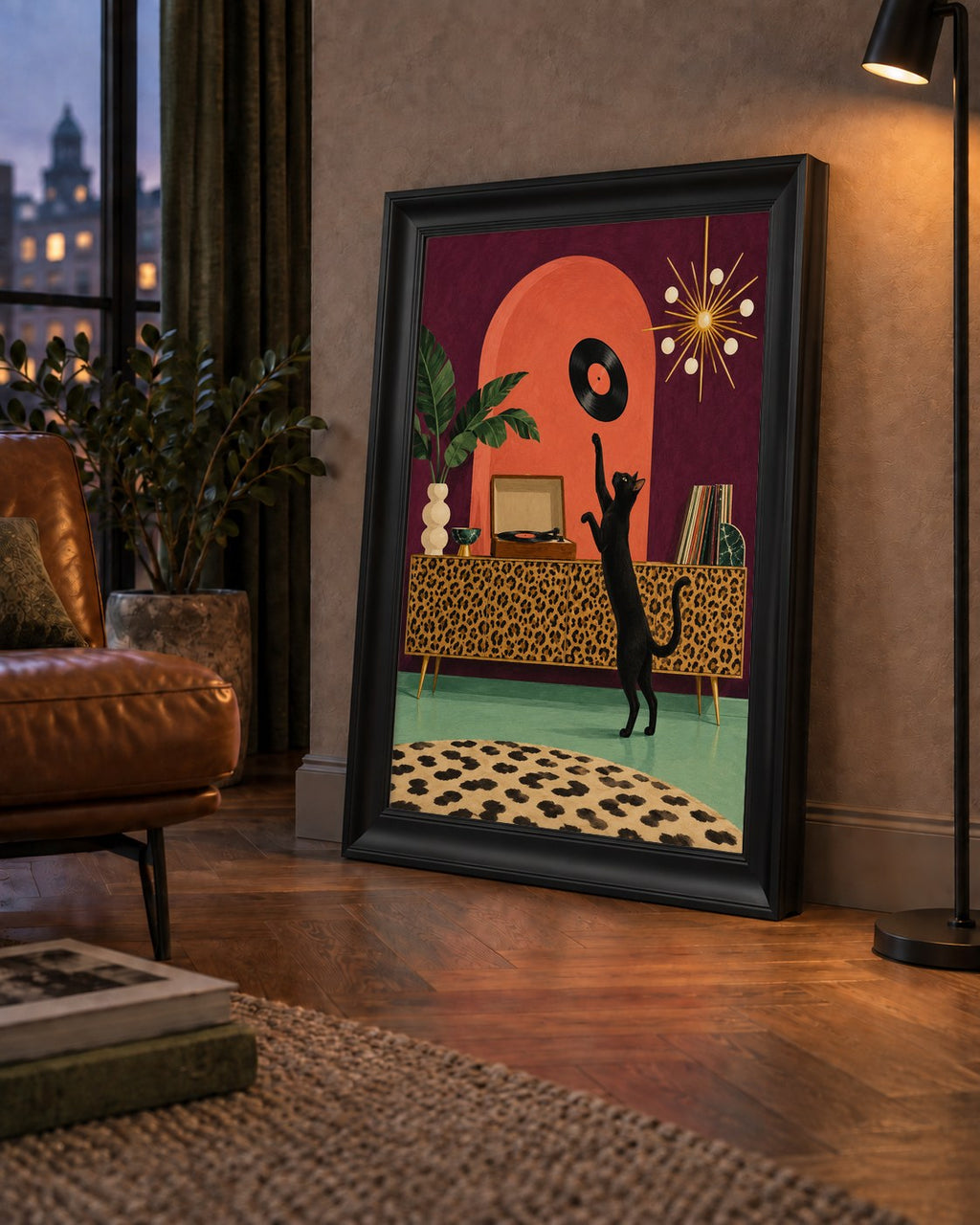 Retro Salonda Siyah Kedi – Dijital Poster, Modern Dekor — çerçeveli hâliyle bir ev duvarında