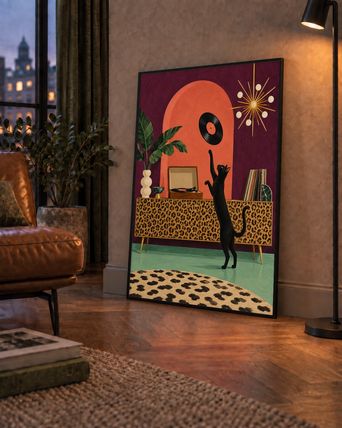 Retro Salonda Siyah Kedi – Dijital Poster, Modern Dekor — çerçeveli hâliyle bir ev duvarında