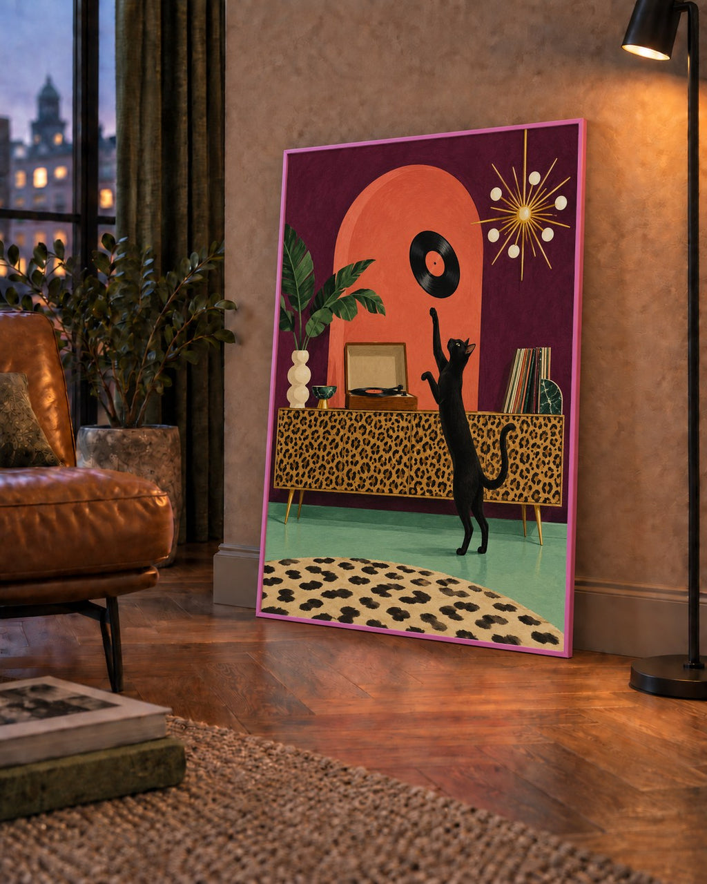 Retro Salonda Siyah Kedi – Dijital Poster, Modern Dekor — çerçeveli hâliyle bir ev duvarında