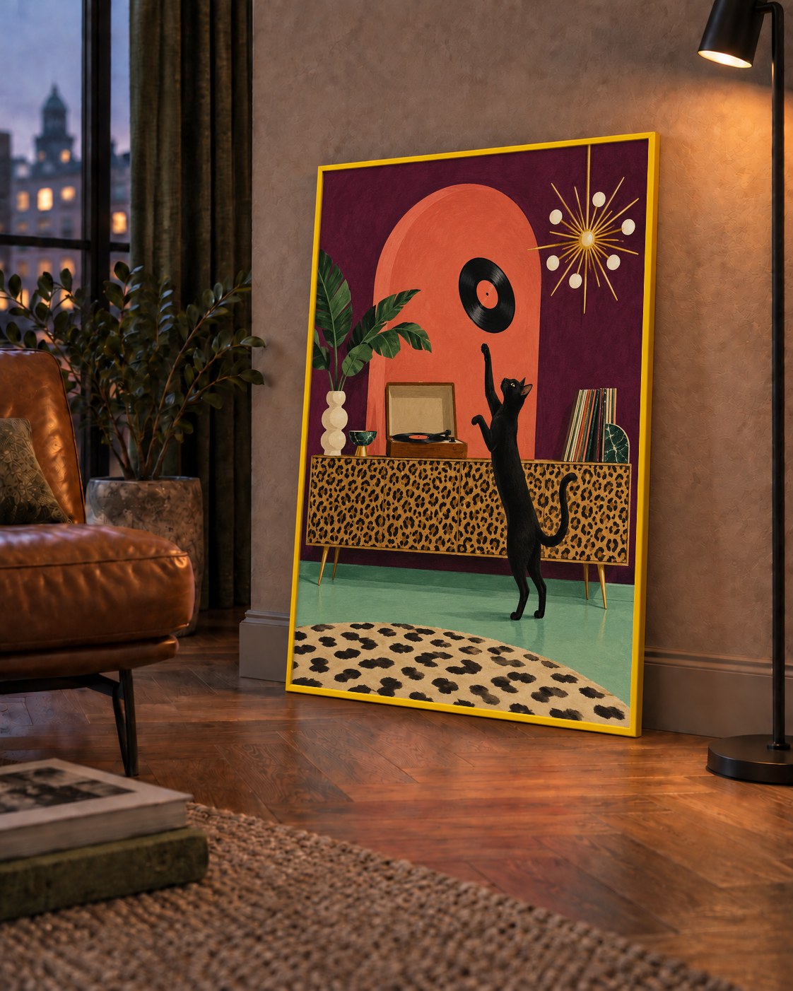 Retro Salonda Siyah Kedi – Dijital Poster, Modern Dekor — çerçeveli hâliyle bir ev duvarında