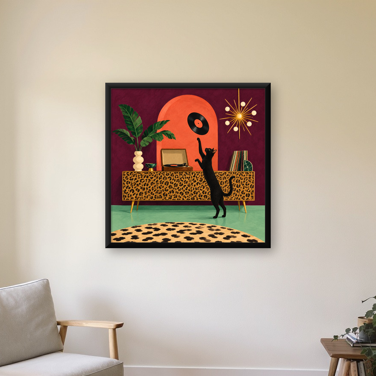 Retro Salonda Siyah Kedi – Dijital Poster, Modern Dekor — Kare baskı, çerçeveli hâliyle bir ev duvarında
