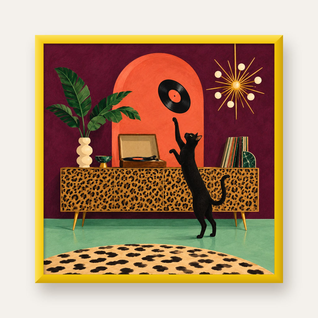 Retro Salonda Siyah Kedi – Dijital Poster, Modern Dekor — sarı çerçeveli