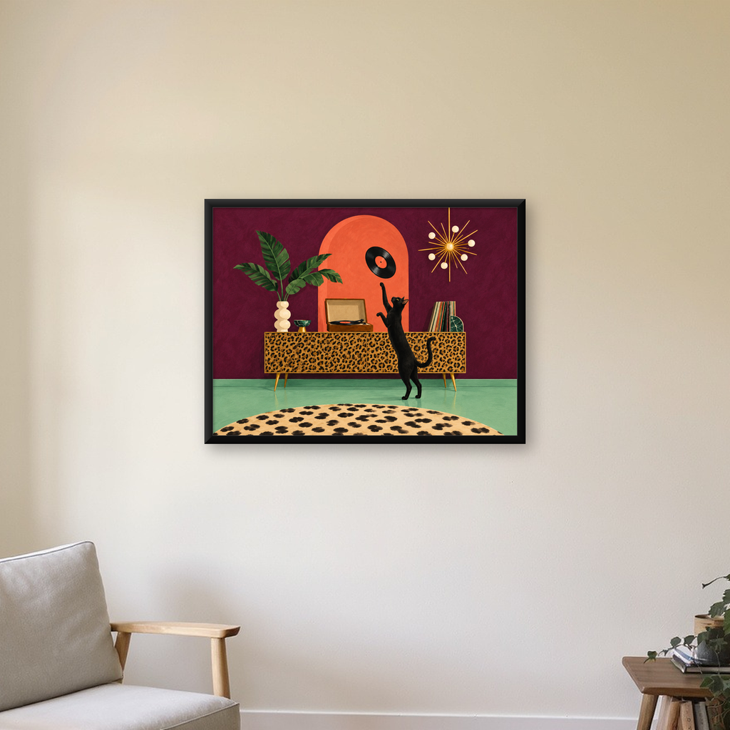 Retro Salonda Siyah Kedi – Dijital Poster, Modern Dekor — Yatay baskı, çerçeveli hâliyle bir ev duvarında