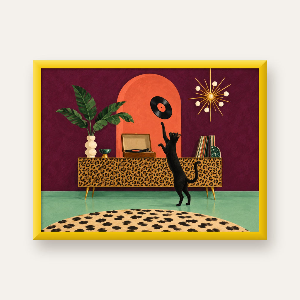 Retro Salonda Siyah Kedi – Dijital Poster, Modern Dekor — sarı çerçeveli