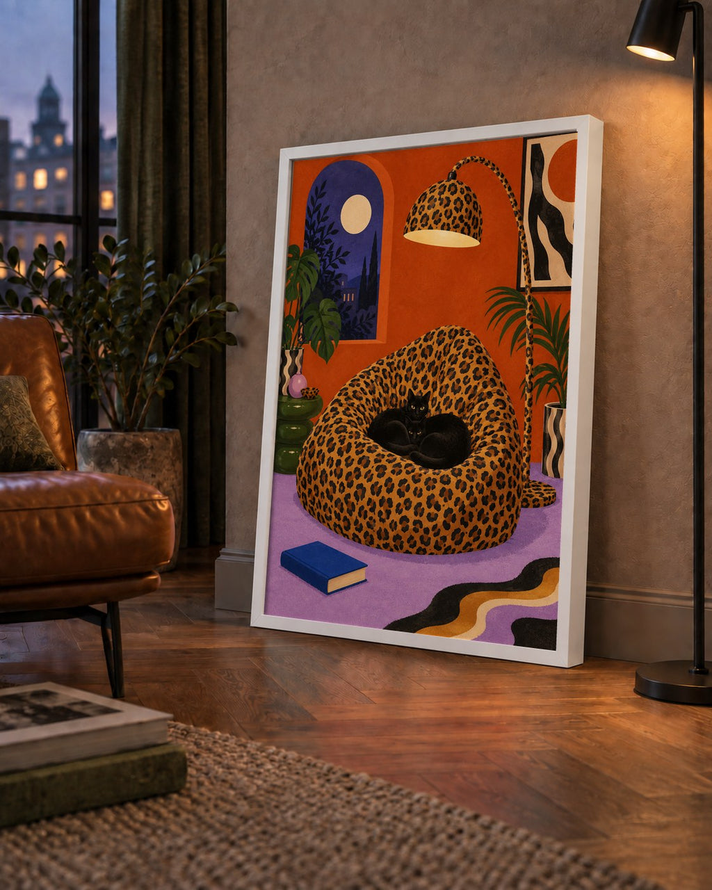 Leopar Desenli Koltukta Siyah Kediler Poster Modern Retro — çerçeveli hâliyle bir ev duvarında