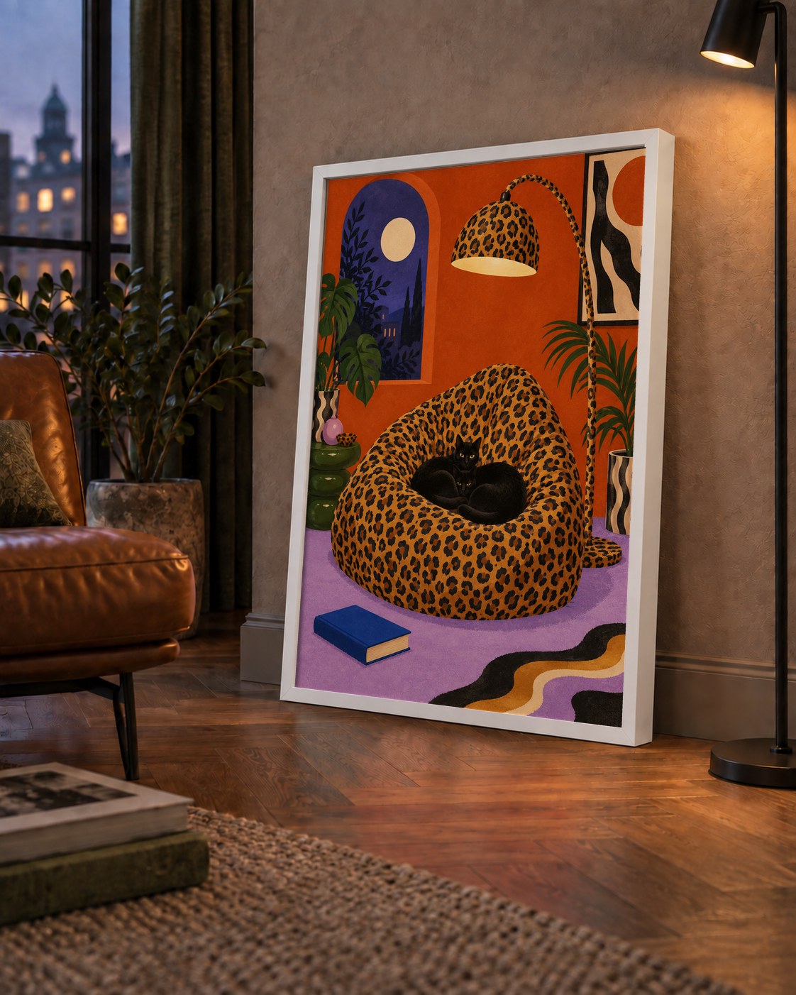 Leopar Desenli Koltukta Siyah Kediler Poster Modern Retro — çerçeveli hâliyle bir ev duvarında