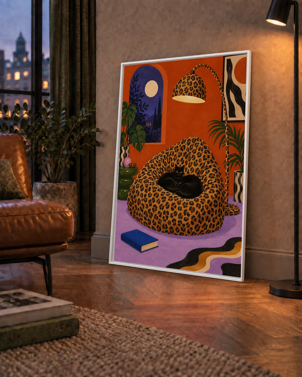 Leopar Desenli Koltukta Siyah Kediler Poster Modern Retro — çerçeveli hâliyle bir ev duvarında
