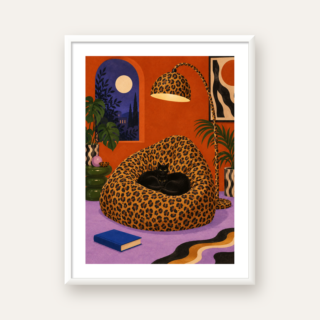 Leopar Desenli Koltukta Siyah Kediler Poster Modern Retro — beyaz çerçeveli dikey poster