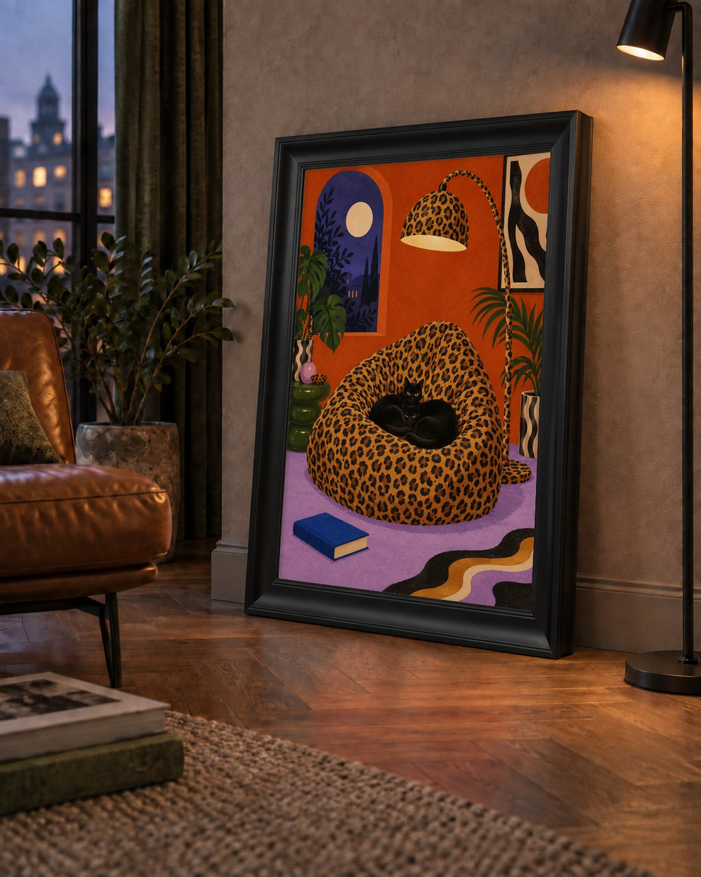 Leopar Desenli Koltukta Siyah Kediler Poster Modern Retro — çerçeveli hâliyle bir ev duvarında