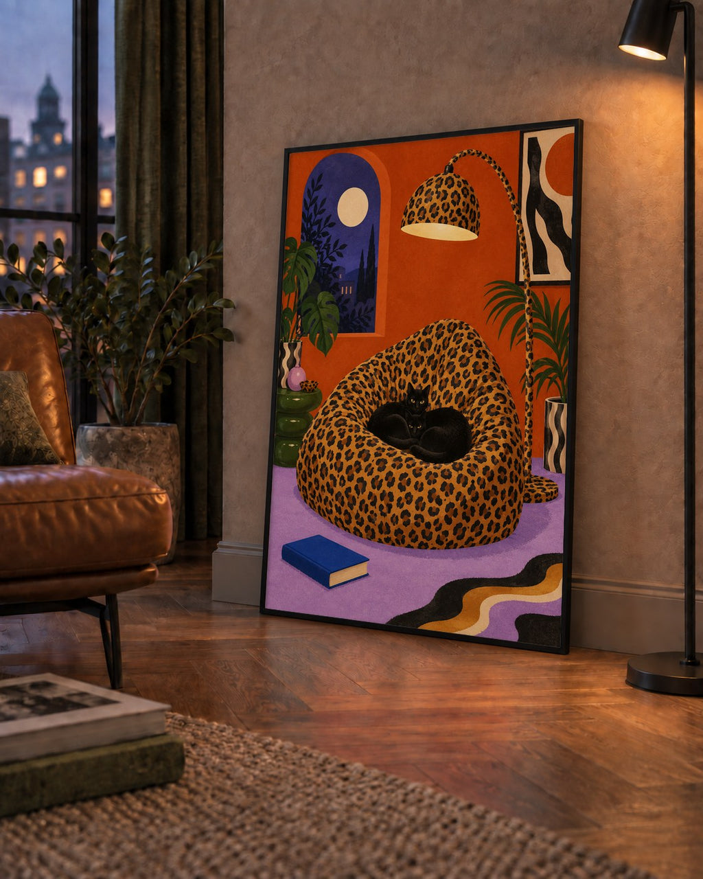 Leopar Desenli Koltukta Siyah Kediler Poster Modern Retro — çerçeveli hâliyle bir ev duvarında
