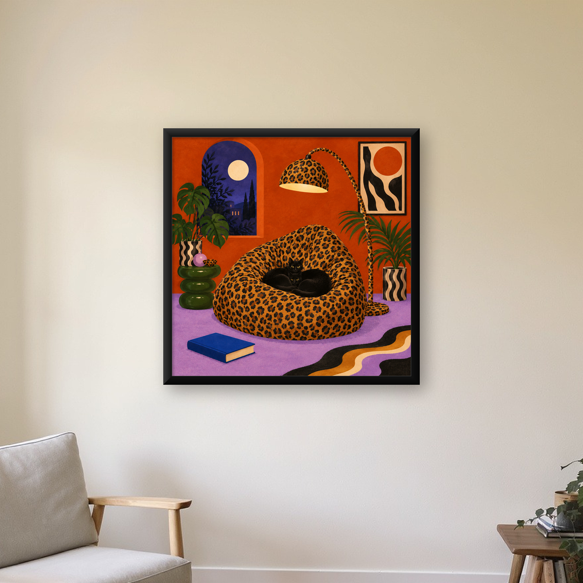 Leopar Desenli Koltukta Siyah Kediler Poster Modern Retro — Kare baskı, çerçeveli hâliyle bir ev duvarında
