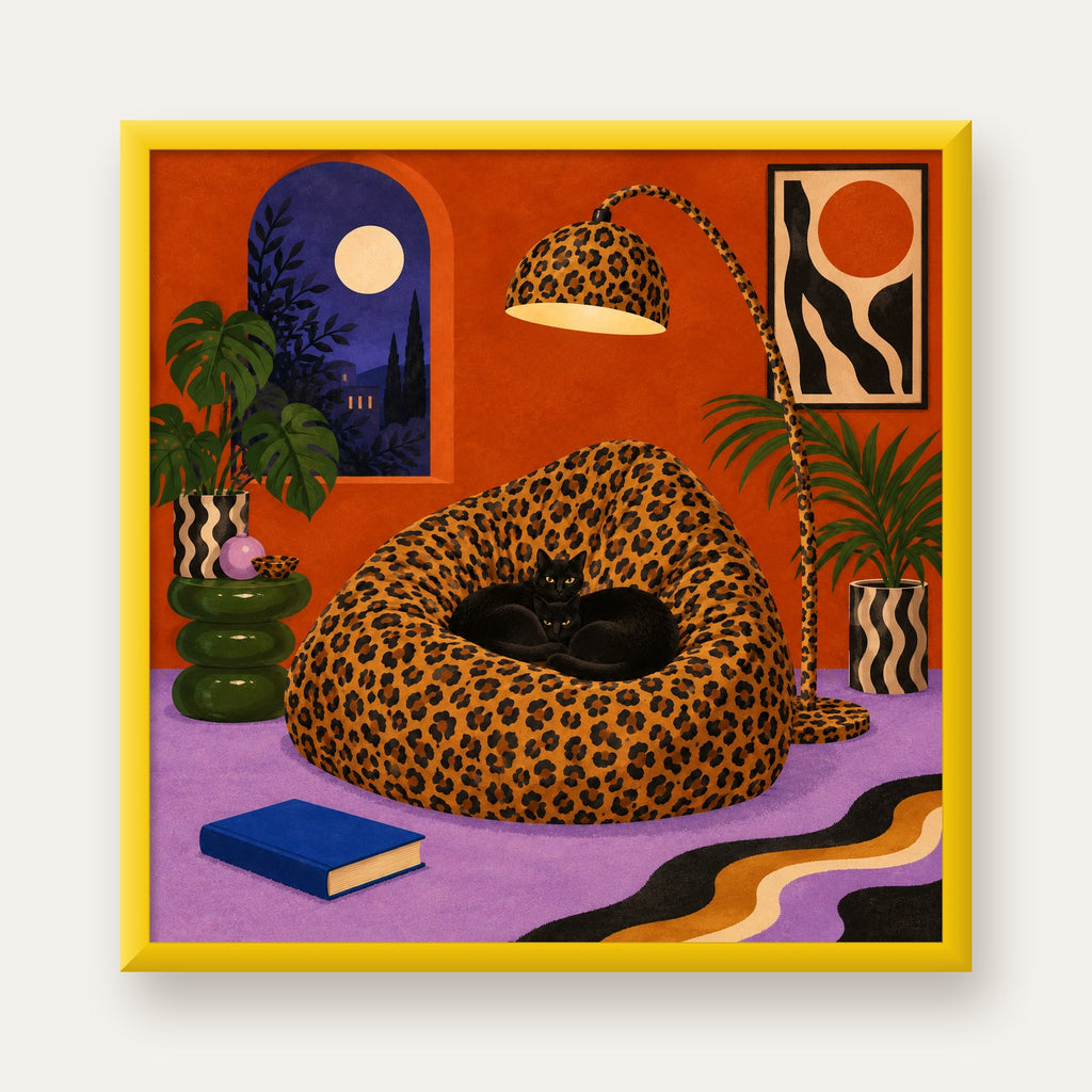Leopar Desenli Koltukta Siyah Kediler Poster Modern Retro — sarı çerçeveli