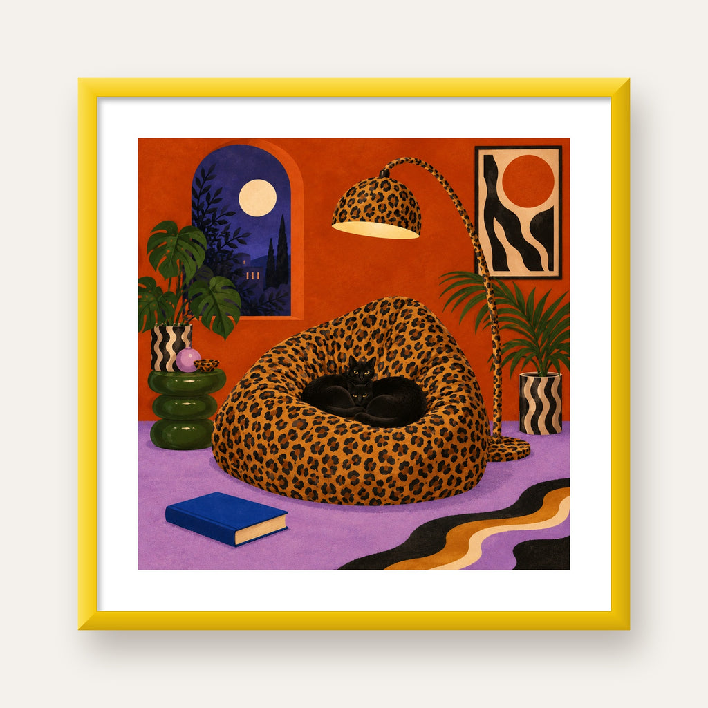 Leopar Desenli Koltukta Siyah Kediler Poster Modern Retro — sarı çerçeveli paspartulu