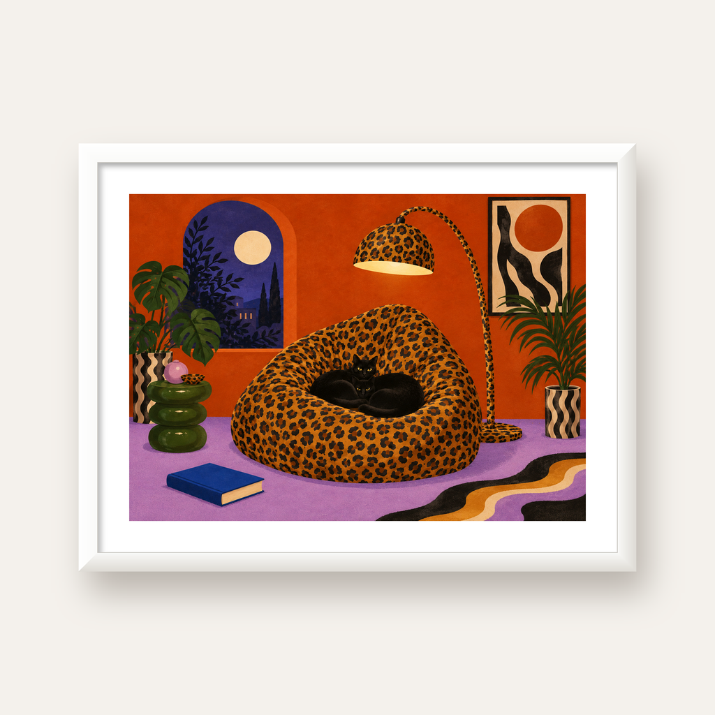 Leopar Desenli Koltukta Siyah Kediler Poster Modern Retro — beyaz çerçeveli yatay poster