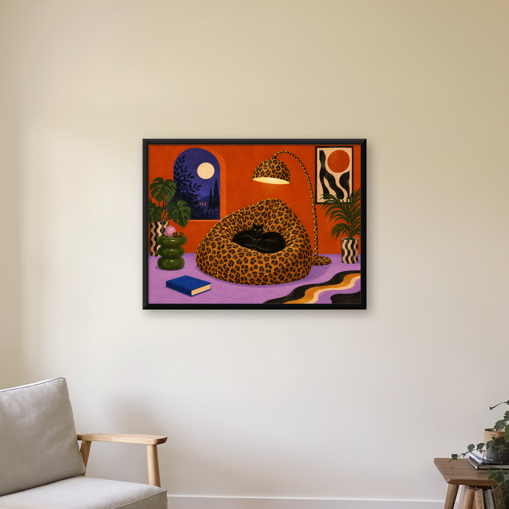 Leopar Desenli Koltukta Siyah Kediler Poster Modern Retro — Yatay baskı, çerçeveli hâliyle bir ev duvarında