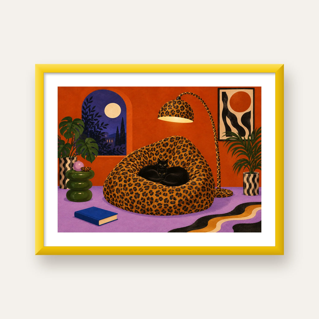 Leopar Desenli Koltukta Siyah Kediler Poster Modern Retro — sarı çerçeveli paspartulu