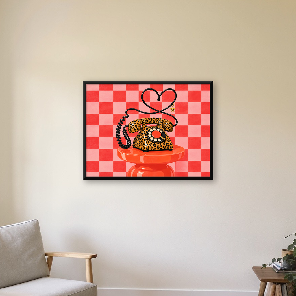 Leopar Desenli Retro Telefon Poster – Renkli Dijital İllüstrasyon — Yatay baskı, çerçeveli hâliyle bir ev duvarında
