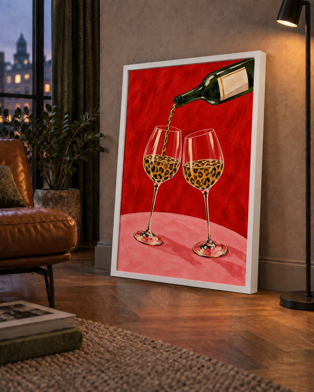 Leopar Desenli Şarap Bardakları Poster – Canlı El Boyaması Sanat — çerçeveli hâliyle bir ev duvarında