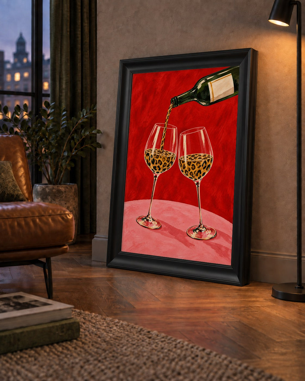 Leopar Desenli Şarap Bardakları Poster – Canlı El Boyaması Sanat — çerçeveli hâliyle bir ev duvarında