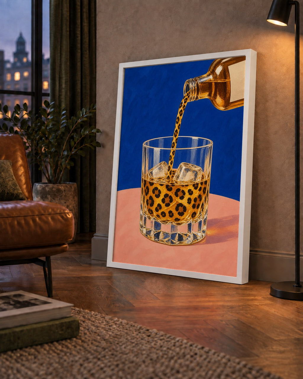 Leopar Desenli İçki Posteri – Modern Yağlı Boya Bar Sanatı — çerçeveli hâliyle bir ev duvarında