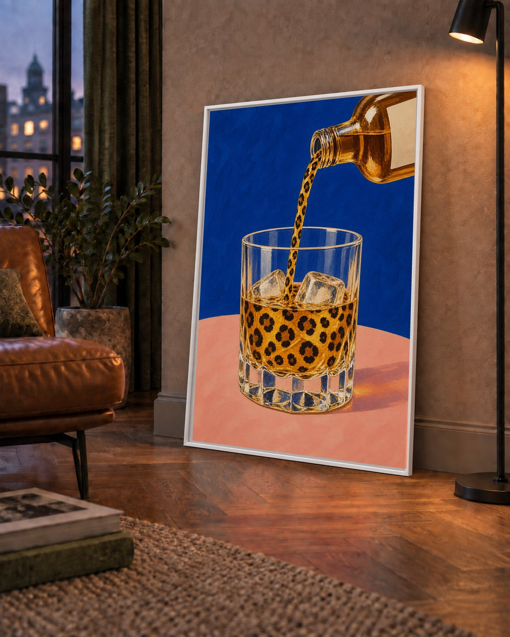 Leopar Desenli İçki Posteri – Modern Yağlı Boya Bar Sanatı — çerçeveli hâliyle bir ev duvarında