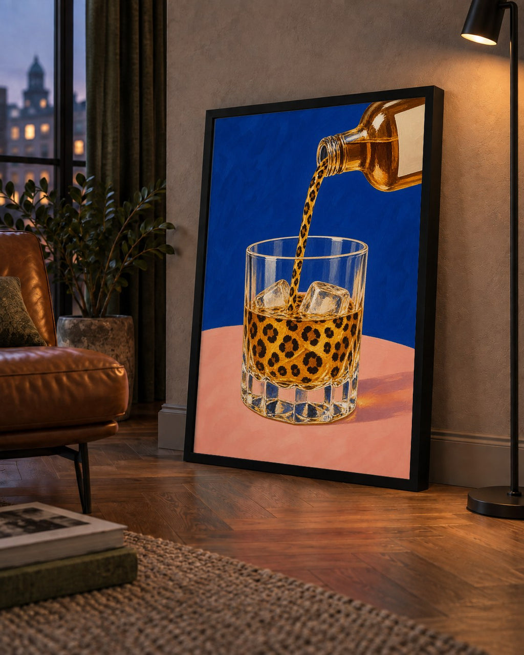 Leopar Desenli İçki Posteri – Modern Yağlı Boya Bar Sanatı — çerçeveli hâliyle bir ev duvarında