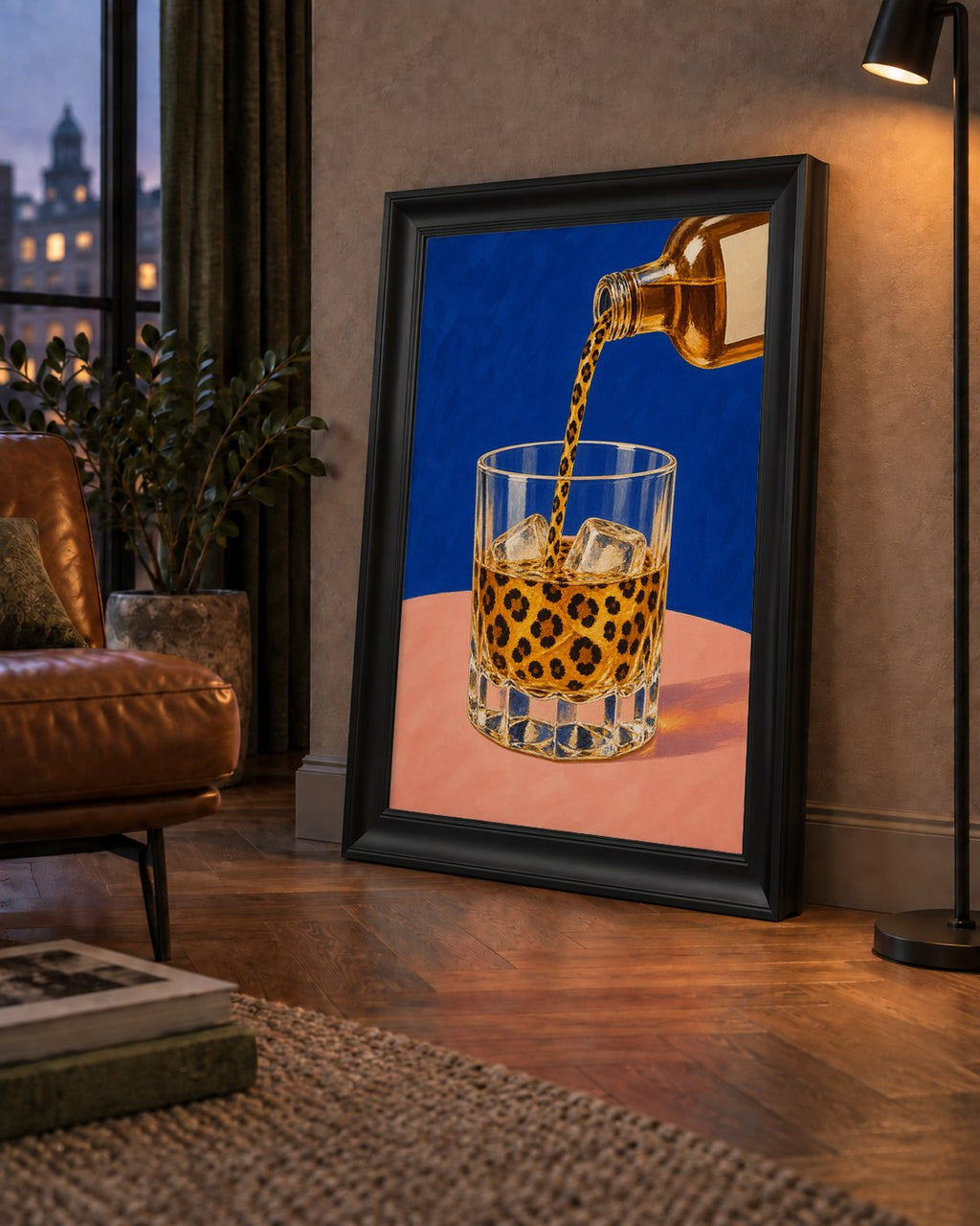 Leopar Desenli İçki Posteri – Modern Yağlı Boya Bar Sanatı — çerçeveli hâliyle bir ev duvarında