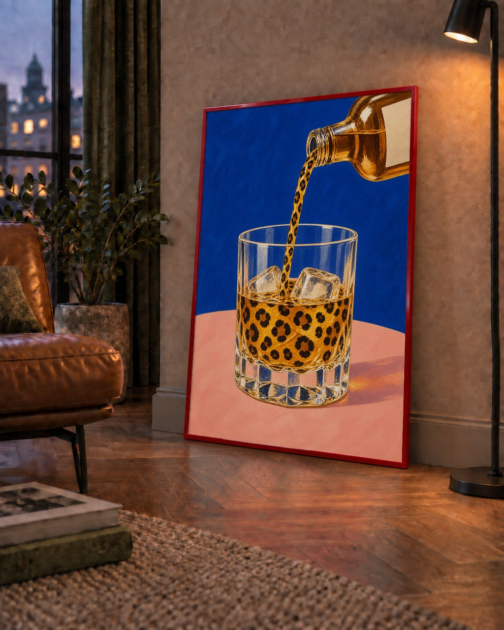 Leopar Desenli İçki Posteri – Modern Yağlı Boya Bar Sanatı — çerçeveli hâliyle bir ev duvarında