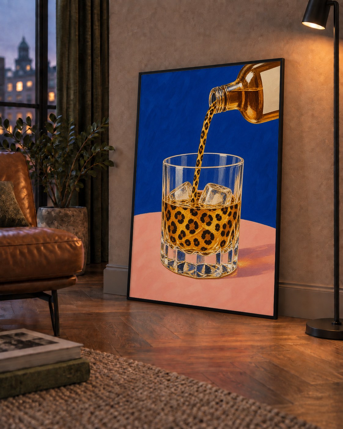 Leopar Desenli İçki Posteri – Modern Yağlı Boya Bar Sanatı — çerçeveli hâliyle bir ev duvarında