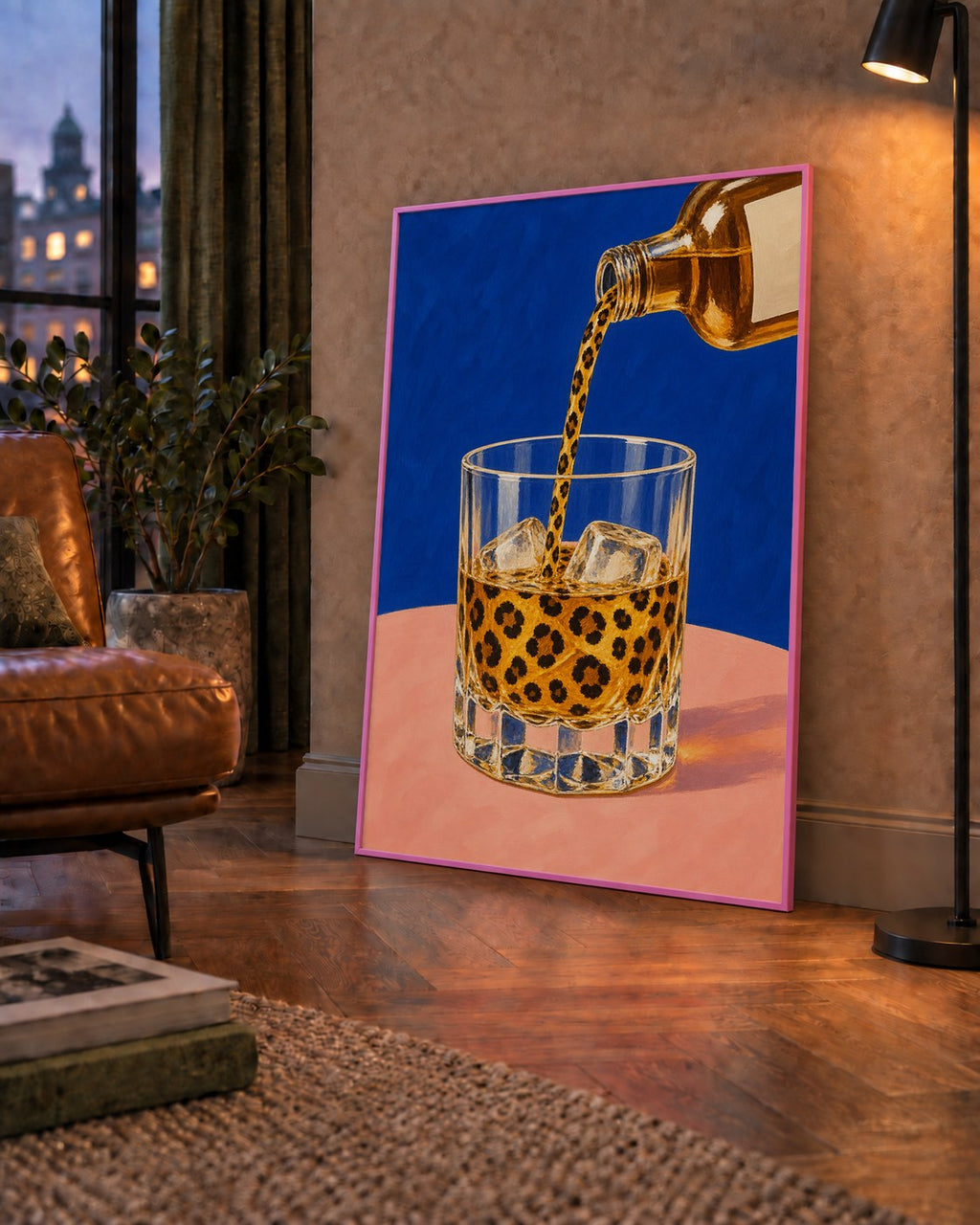 Leopar Desenli İçki Posteri – Modern Yağlı Boya Bar Sanatı — çerçeveli hâliyle bir ev duvarında