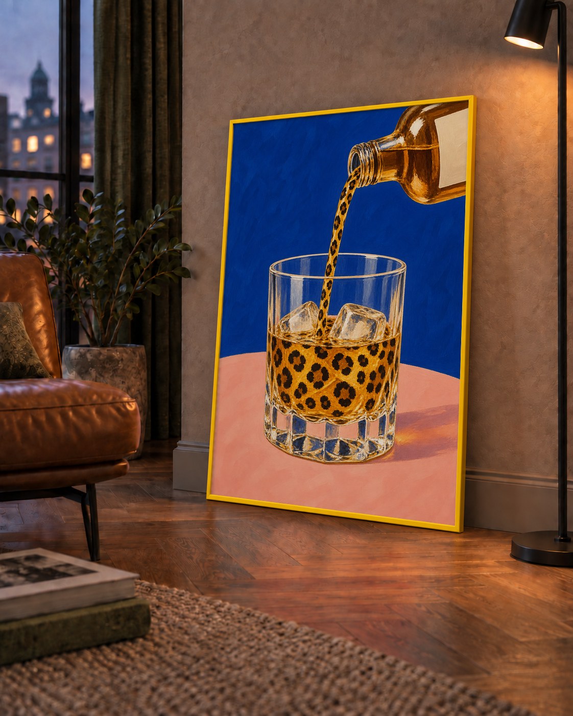 Leopar Desenli İçki Posteri – Modern Yağlı Boya Bar Sanatı — çerçeveli hâliyle bir ev duvarında