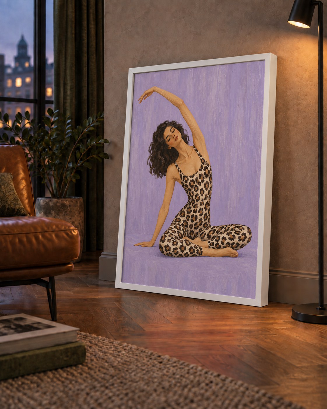 Lila Leopar Desenli Yoga Yapan Kadın Poster — çerçeveli hâliyle bir ev duvarında