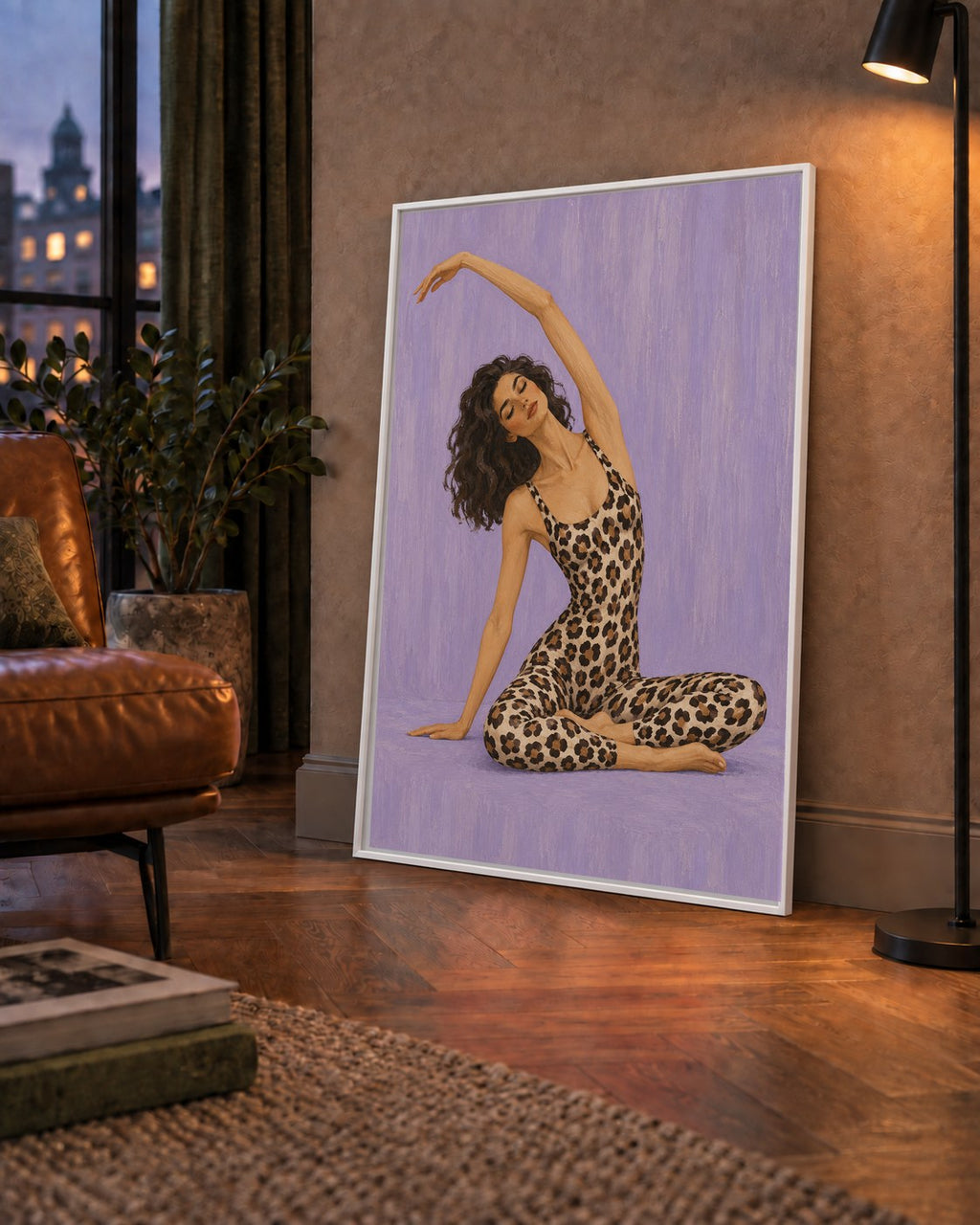 Lila Leopar Desenli Yoga Yapan Kadın Poster — çerçeveli hâliyle bir ev duvarında