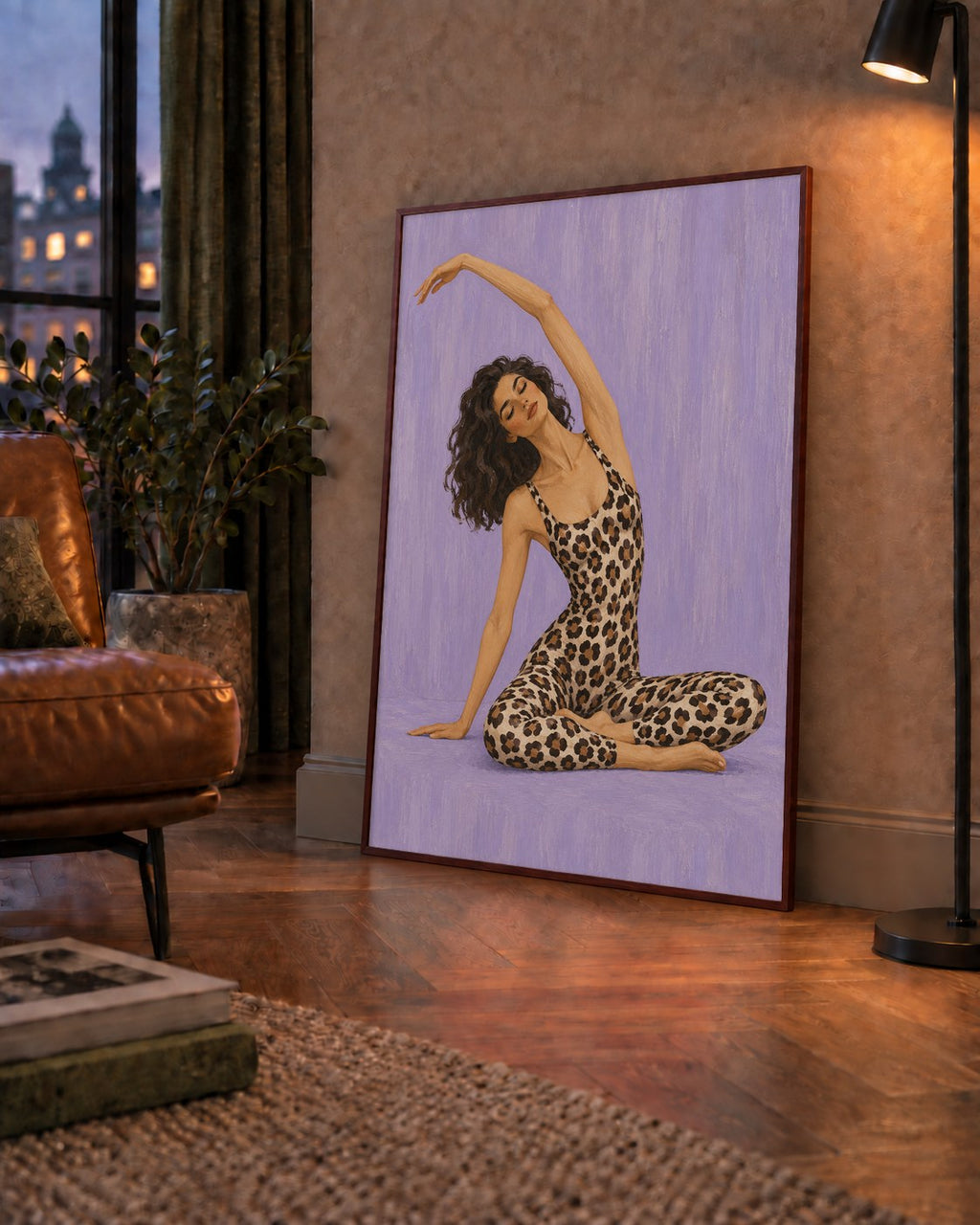 Lila Leopar Desenli Yoga Yapan Kadın Poster — çerçeveli hâliyle bir ev duvarında