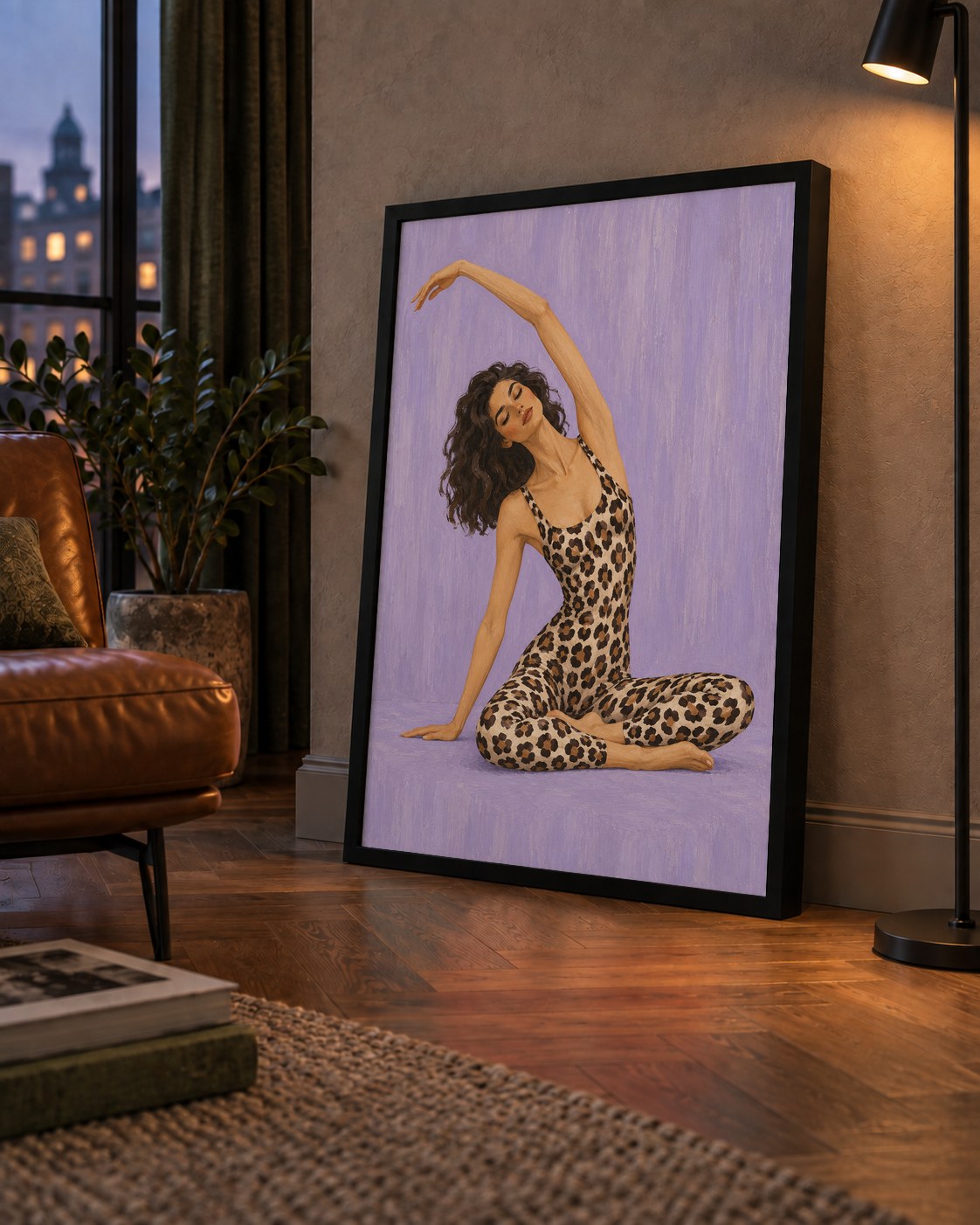 Lila Leopar Desenli Yoga Yapan Kadın Poster — çerçeveli hâliyle bir ev duvarında