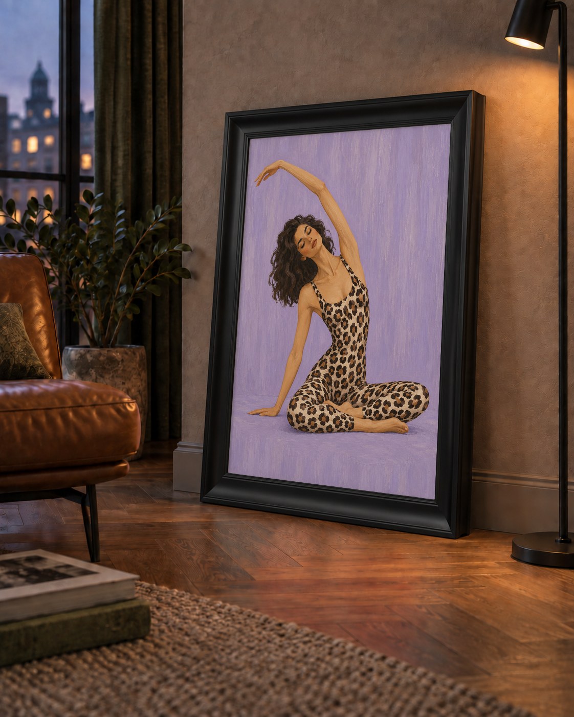 Lila Leopar Desenli Yoga Yapan Kadın Poster — çerçeveli hâliyle bir ev duvarında