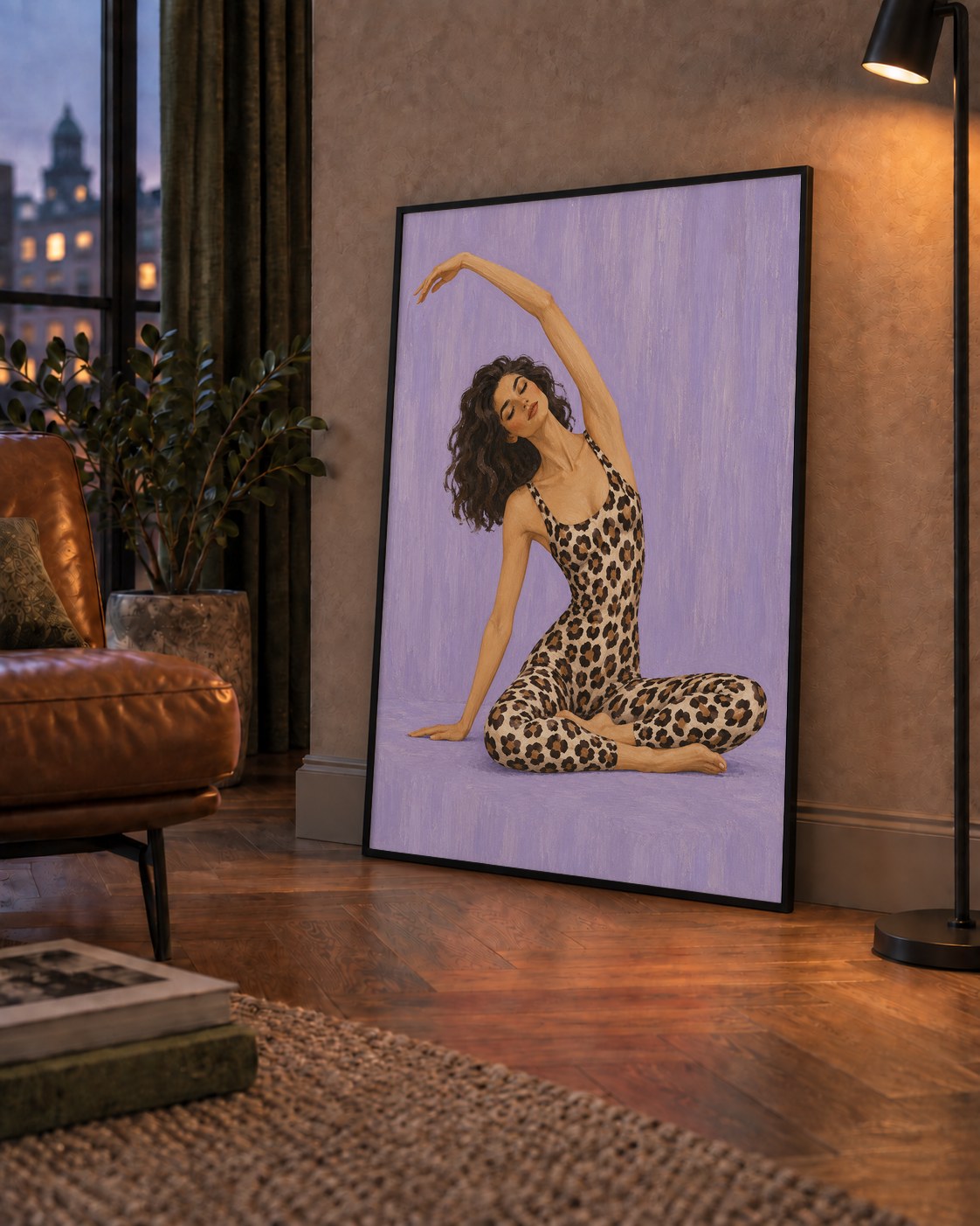 Lila Leopar Desenli Yoga Yapan Kadın Poster — çerçeveli hâliyle bir ev duvarında