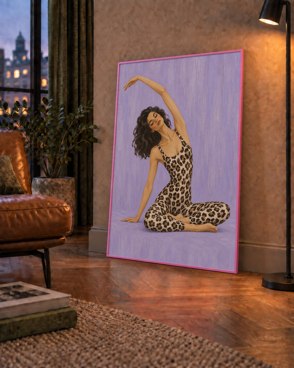 Lila Leopar Desenli Yoga Yapan Kadın Poster — çerçeveli hâliyle bir ev duvarında